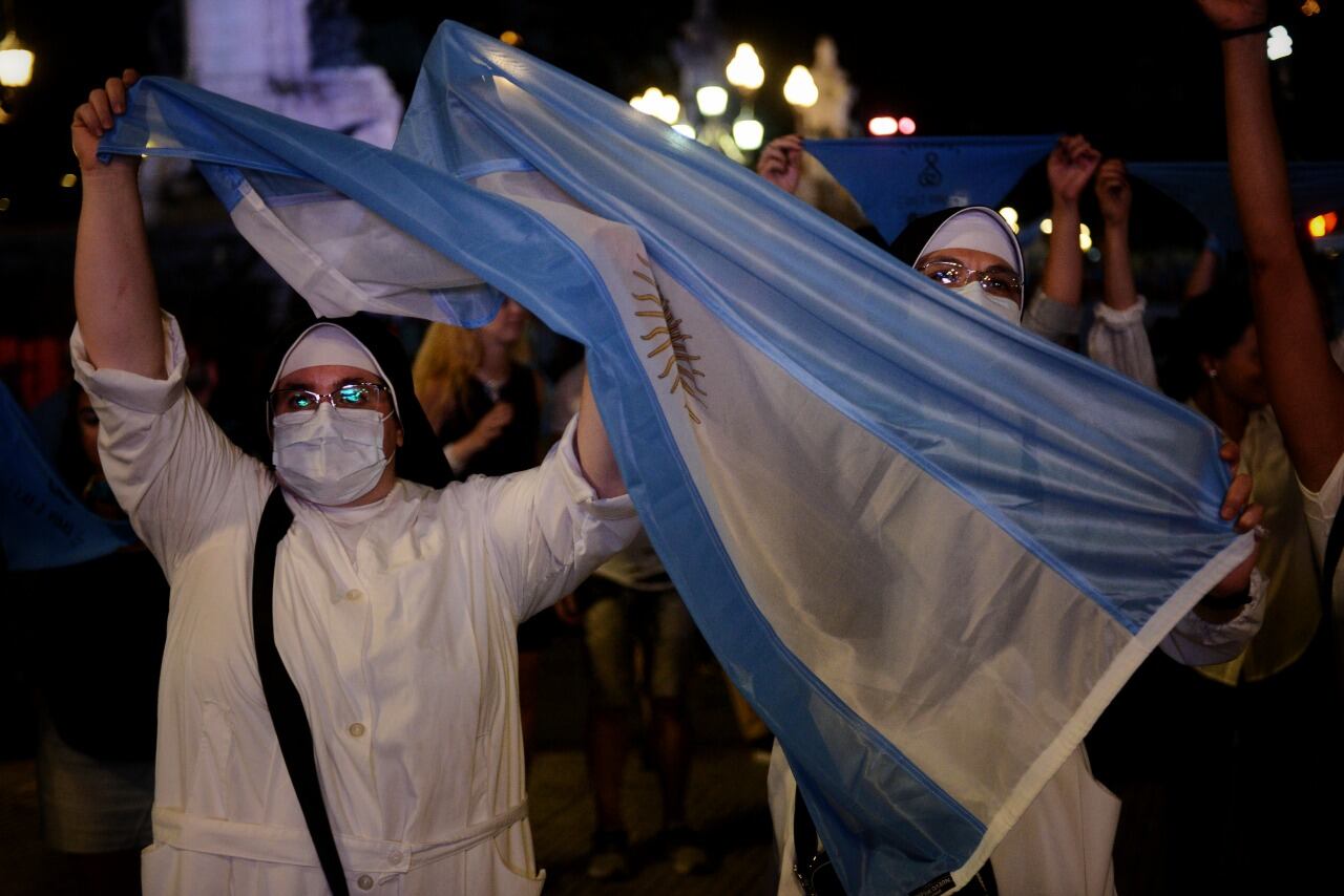 Afuera del Congreso también se agruparon los que se manifestaban en contra del proyecto y se proclan provida. 