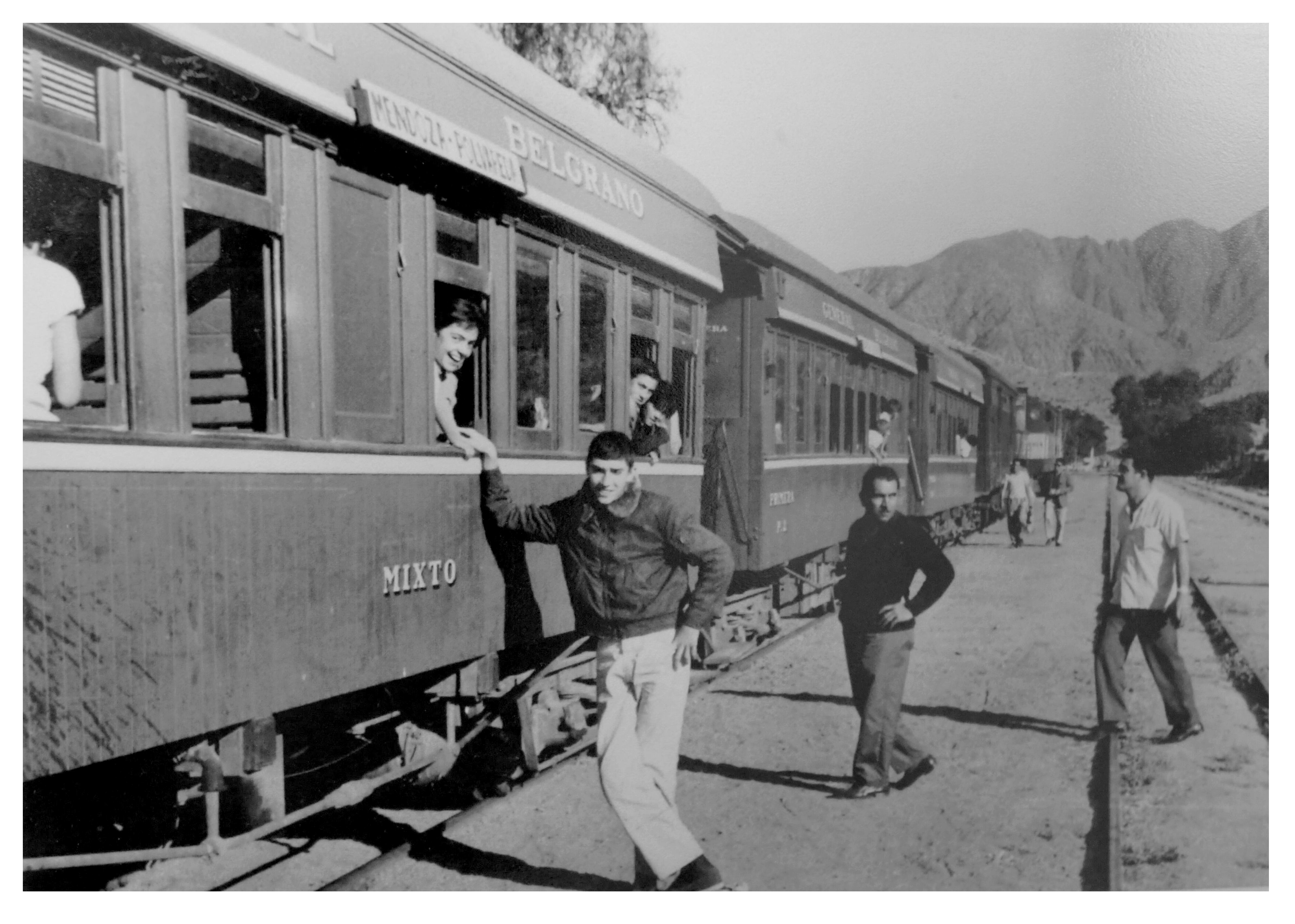 Tren a Chile 
Colección de fotografías históricas del Ferroclub Trasandino Mendoza
Vagones de madera con pasajeros rumbo a Chile, del Ferrocarril Belgrano Trasandino, Foto Julio Monzalvo
Foto: Orlando Pelichotti