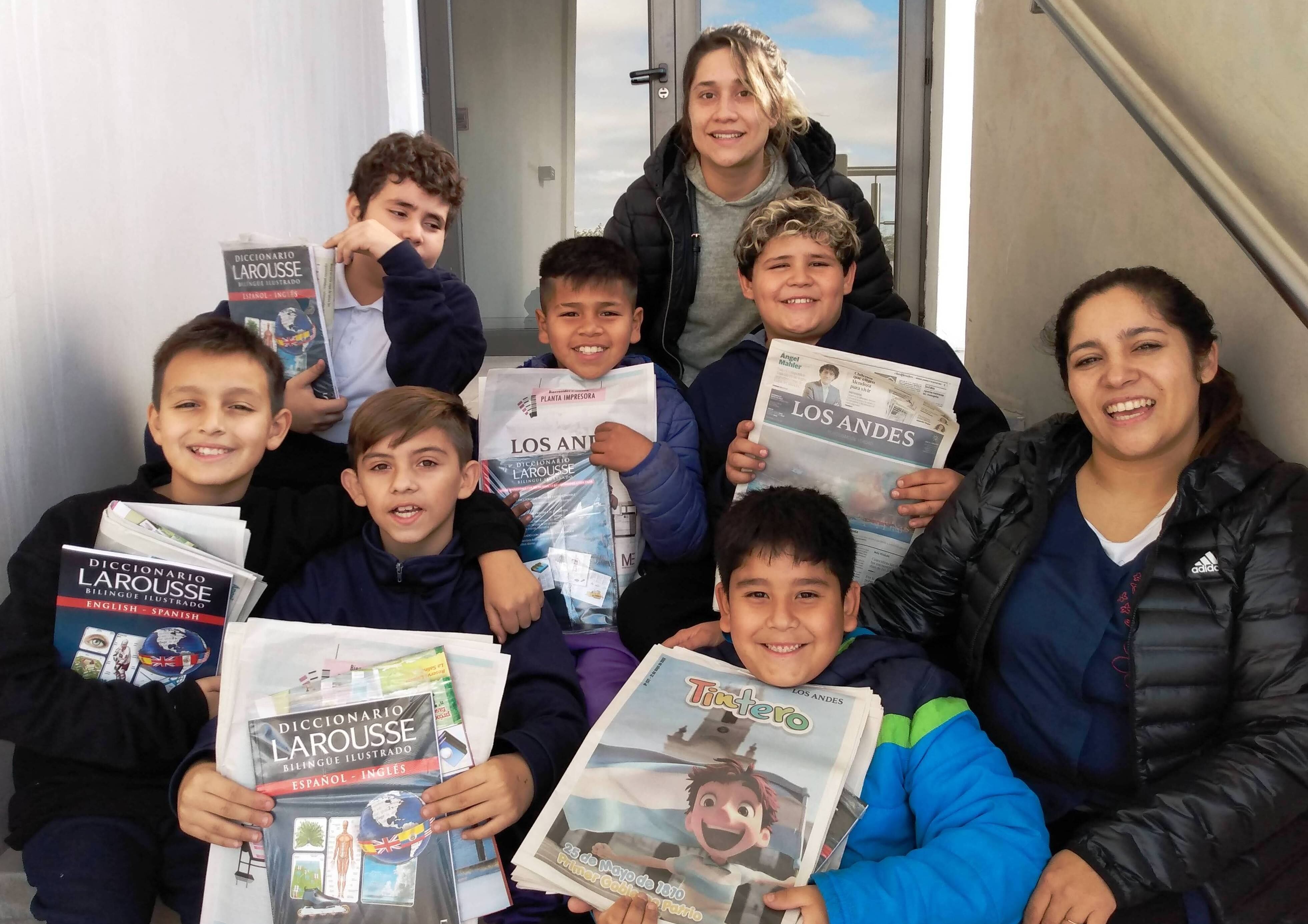 Valentín, Rami, Vale, Giovanni, Valentín, Dylan y Sabina, acompañados por Fernanda Suárez, su docente.

