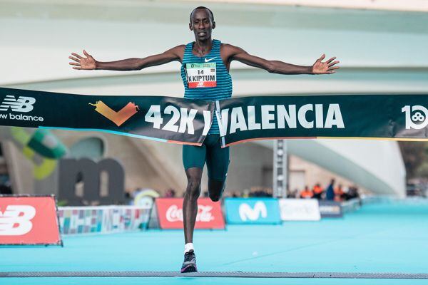 Kelvin Kiptum en los 42K de Valencia. Foto: X / @AthleticsWeekly