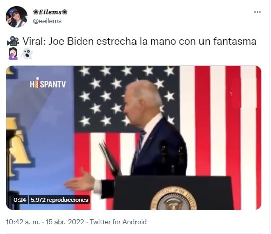 Joe Biden, presidente de Estados Unidos, Al finalizar un discurso extiende la mano a una persona inexistente, o invisible. El vídeo se volvió viral y estallaron los memes.