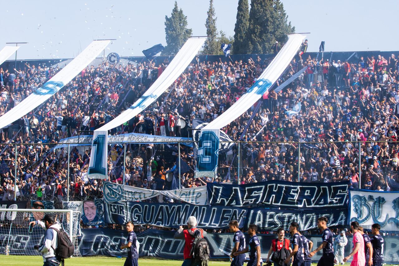 Con un tanto de Quiroga, Independiente Rivadavia le ganó 1-0 a Nueva Chicago y se trepó al noveno escalón de cara al Reducido / Mariana Villa