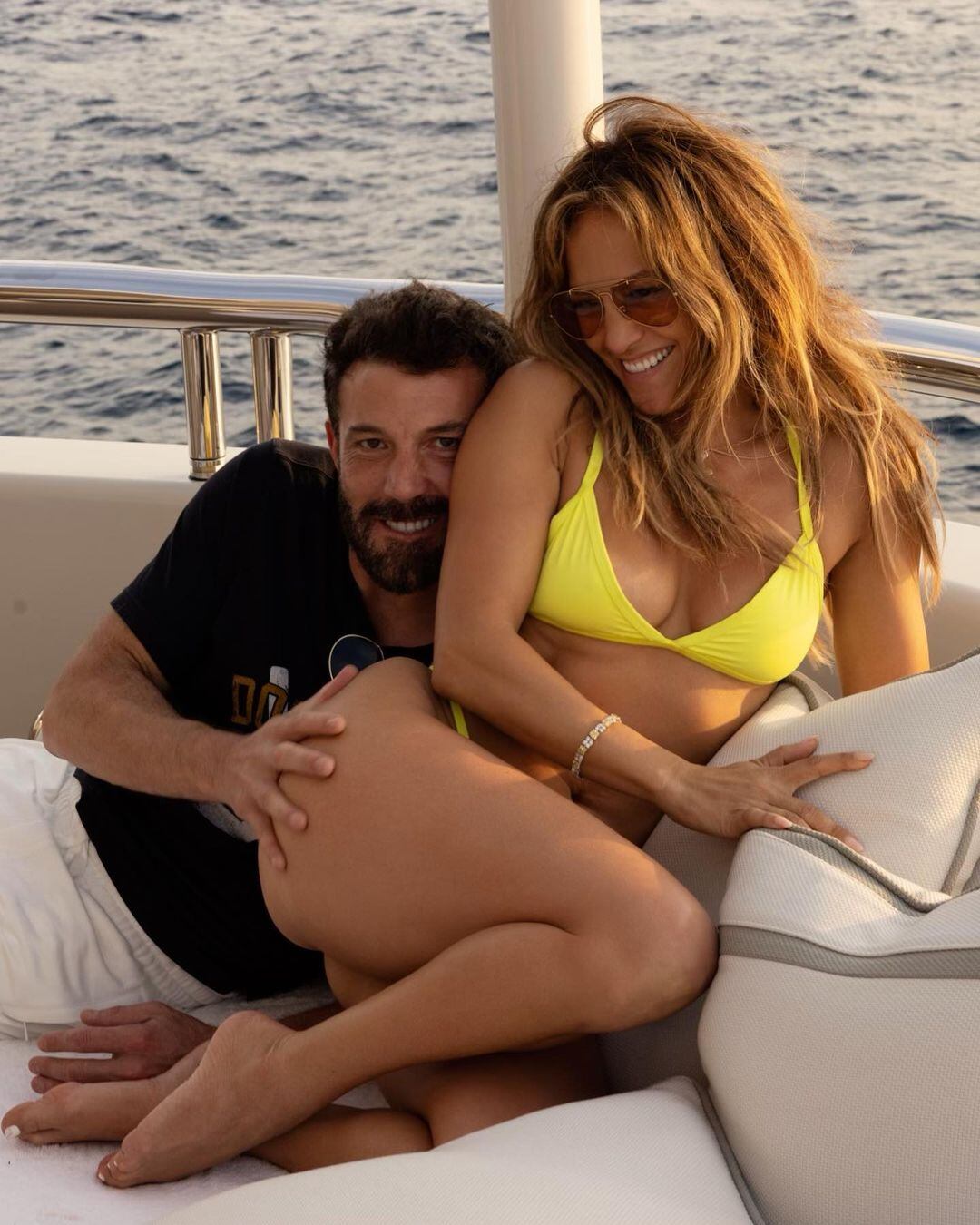 La mano indiscreta de Ben Affleck sobre Jennifer Lopez