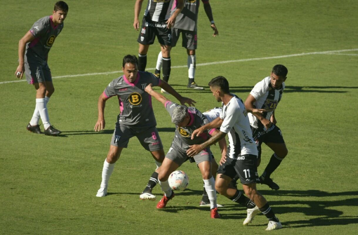 En el estadio Víctor Legrotaglie, Gimnasia recibe a Estudiantes de Buenos Aires. / Orlando Pelichotti (Los Andes).