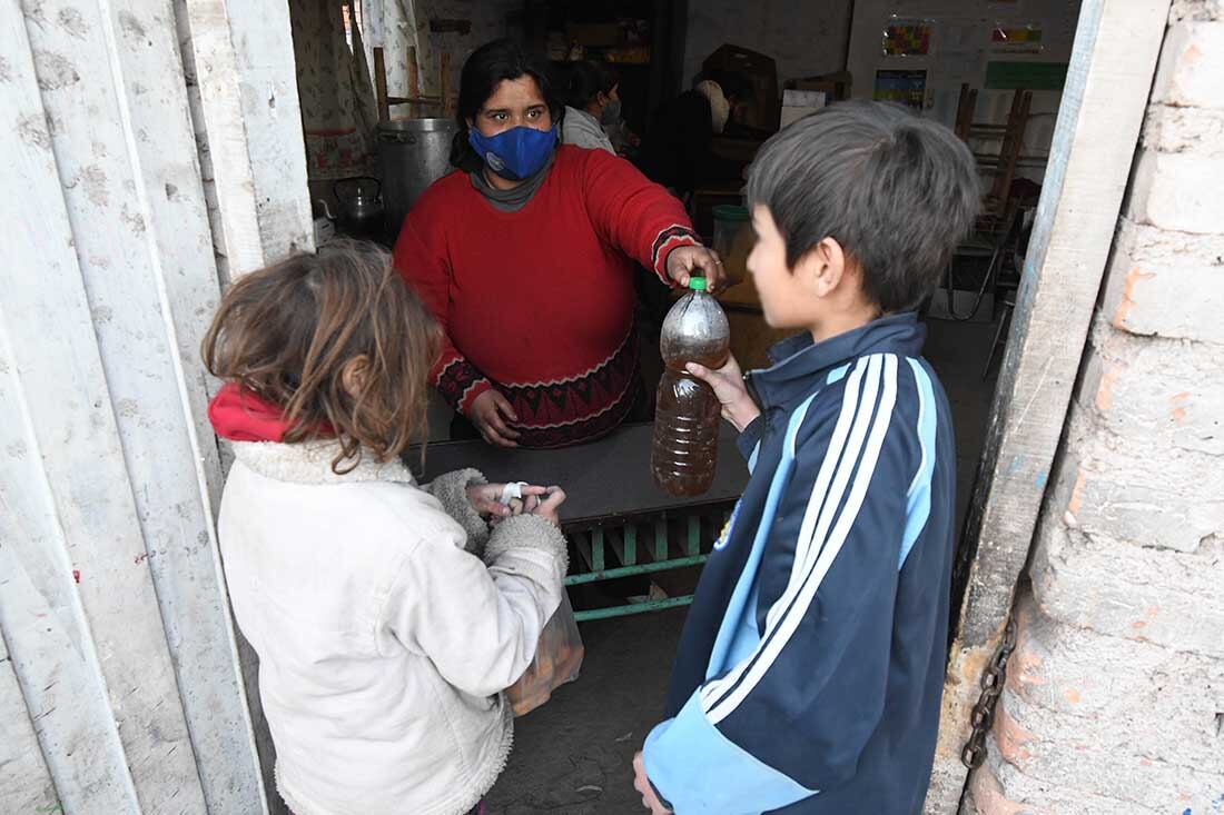 El merendero juguetes perdidos está ubicado en el asentamiento Castro de Guaymallén y  ayuda con mate cocido y sopaipillas a los niños que viven en el asentamiento, donde también tienen  actividades recreativas.