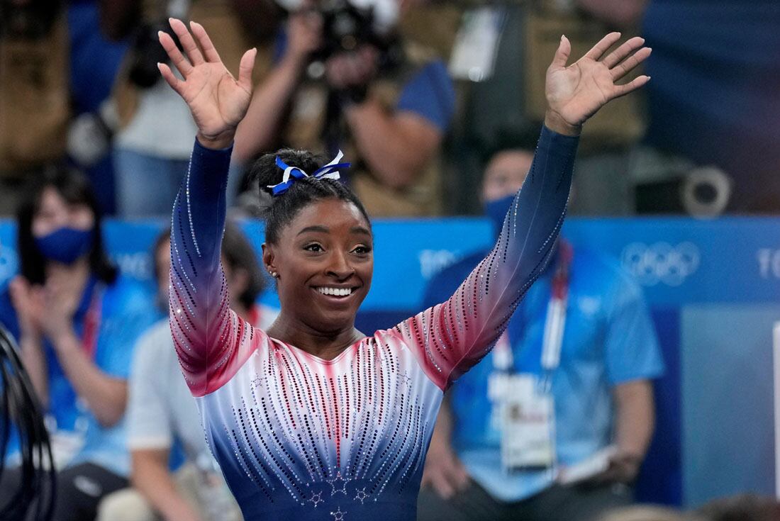 Feliz, Simone Biles compitió en viga y se colgó el bronce en su despedida de Tokio 2020. (AP)