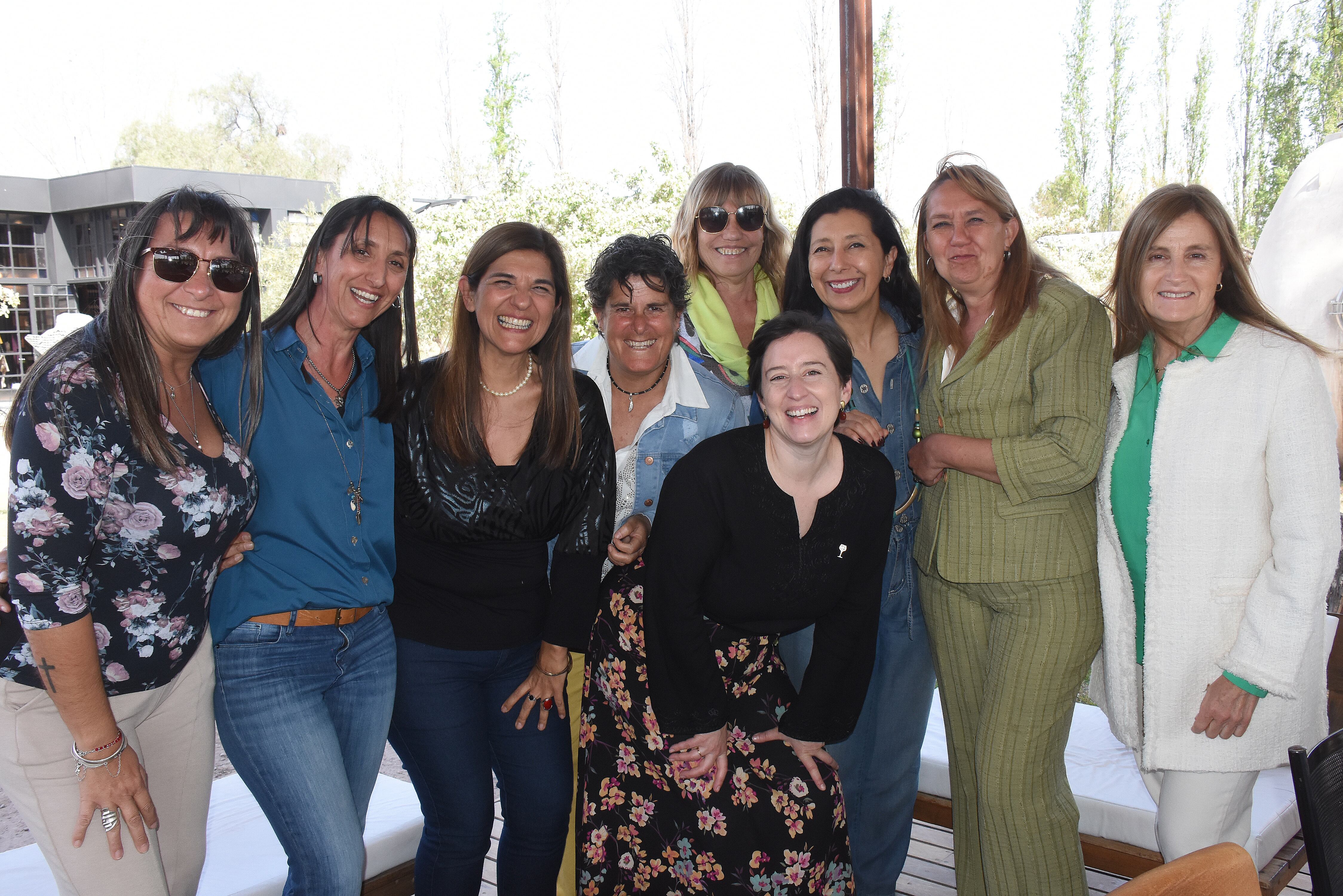 Bettina Konjak, Sandra Roux, Marcela Carrizo, Luz Castro, Margarita Viel, Carina Egea, Sandra Guardia y Susana Gómez. Adelante: Vanina Manini. Ph Eduardo Dolengiewich.