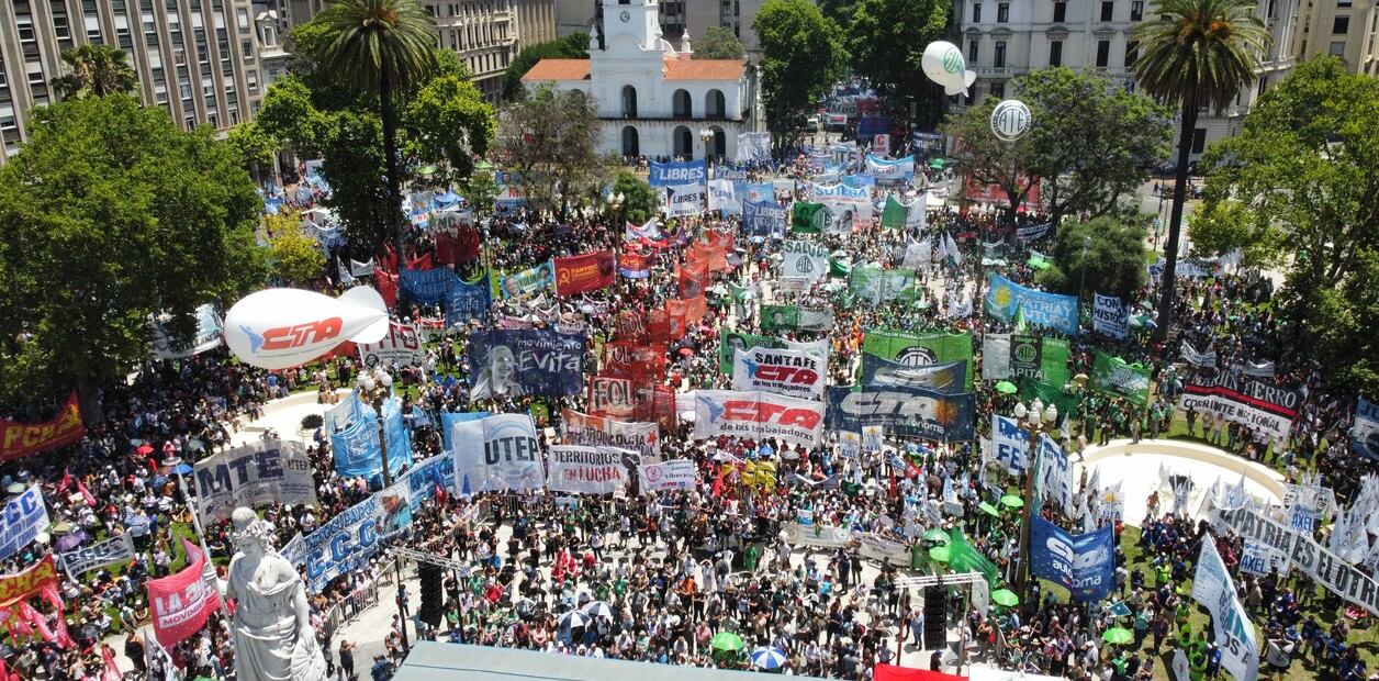 Organizaciones sociales y sindicales marchan desde Avenida 9 de Julio hacia Plaza de Mayo en protesta contra las medidas llevadas adelante por el gobierno de Javier Milei , el 5 de diciembre de 2024 en Ciudad Autónoma de Buenos Aires. Foto: Francisco Loureiro