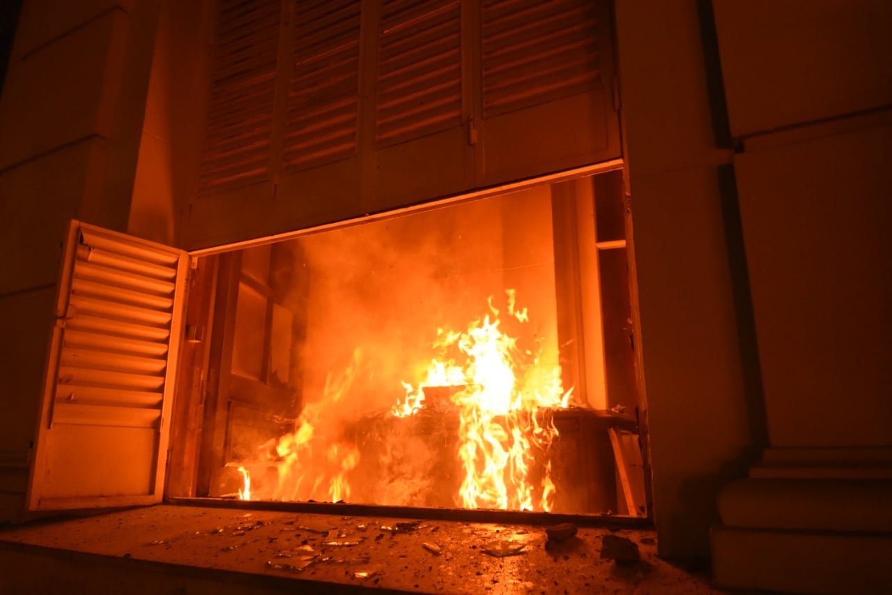 Un pequeño grupo de manifestantes que pedía justicia por el femicidio de Florencia Romano incendió la Legislatura de Mendoza on bombas molotov.