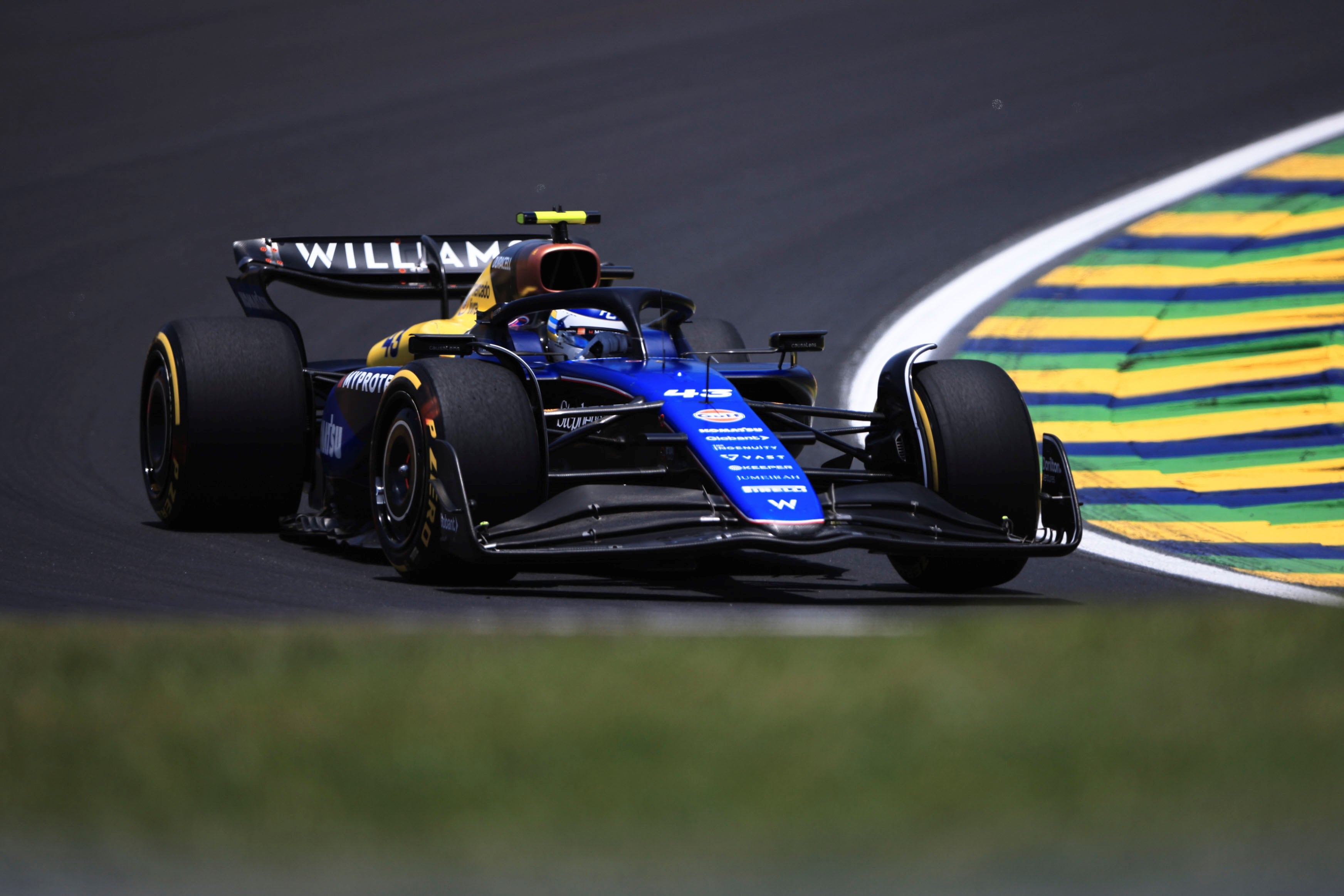 Colapinto y su Williams en acción en San Pablo. Atentos a la lluvia. (AP)