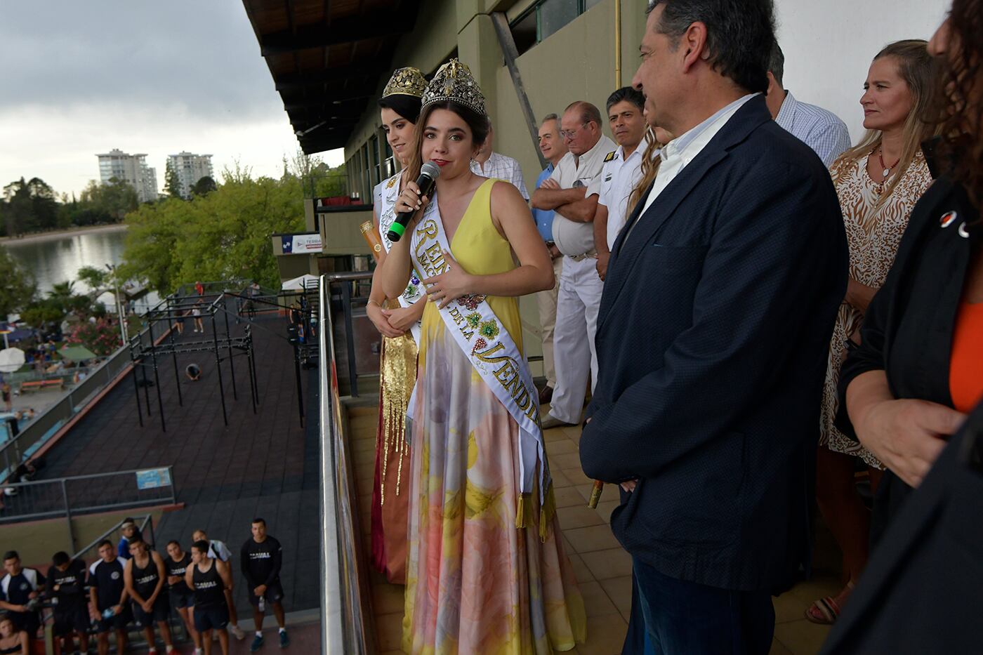 Palabras de bienvenida al Club Mendoza de Regatas, para la Reina Nacional de la Vendimia Ana Laura Verde y Gemina Navarro Virreina Nacional. Foto : Orlando Pelichotti