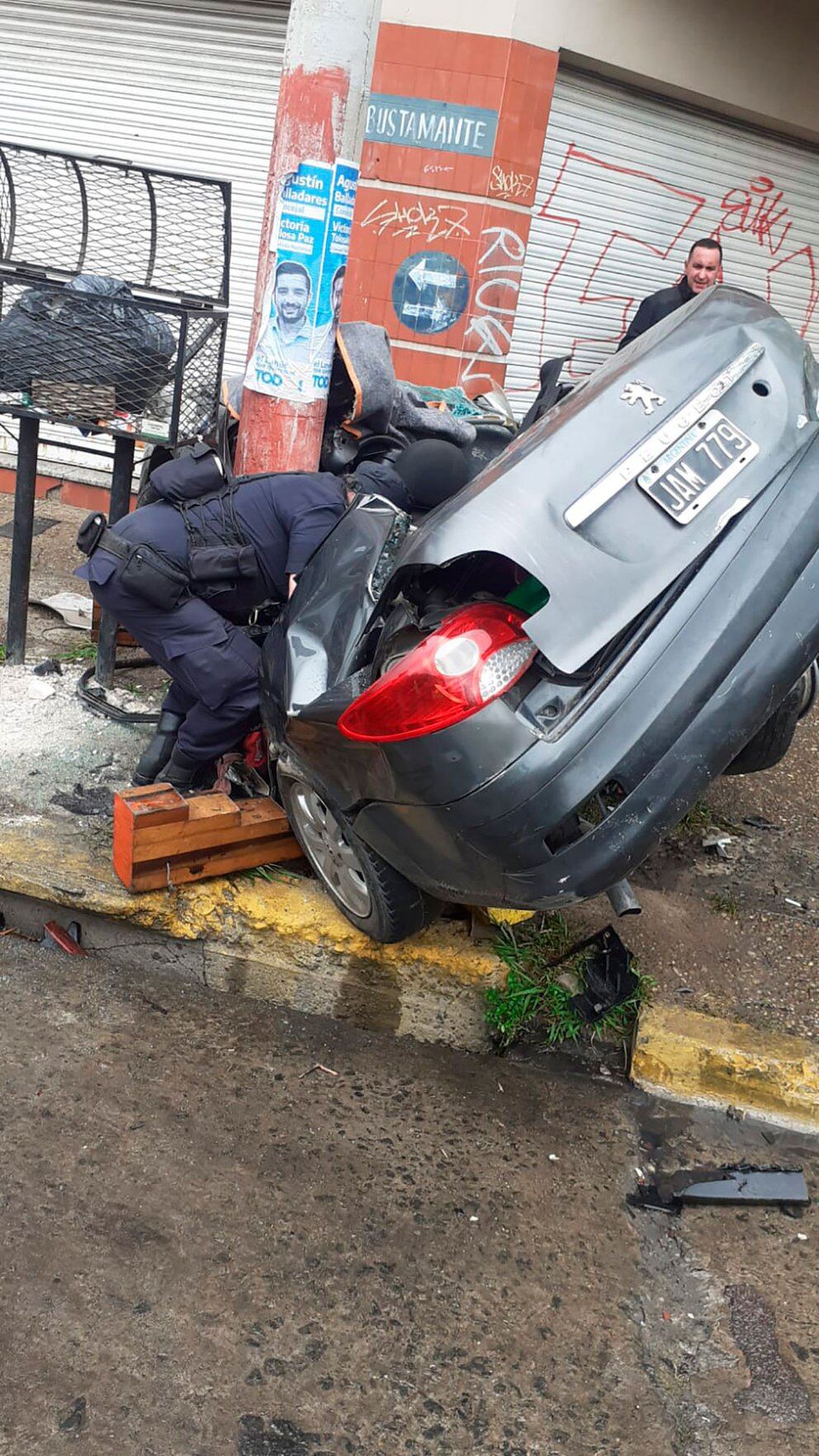 Así quedó el auto producto del accidente. No hay víctima fatales.