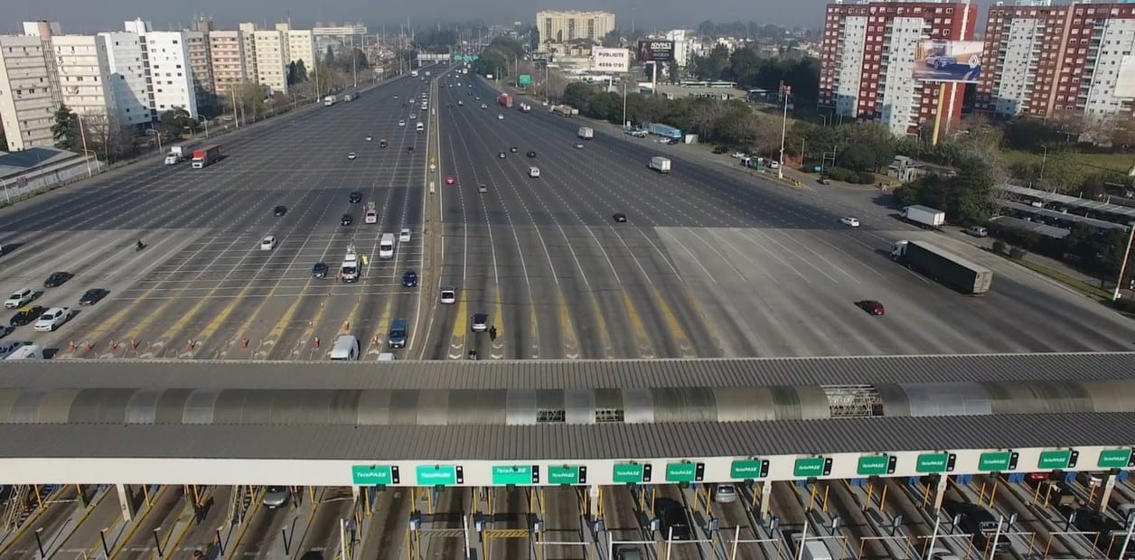 El peaje de Riccheri es el más grande del país, con 40 cabinas de pago. Foto: Clarín