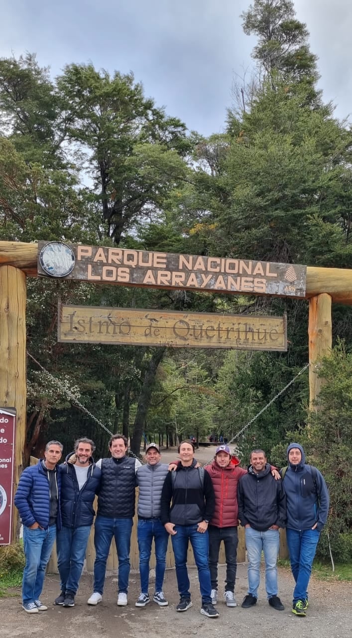 Exalumnos mendocinos del Colegio Maristas limpiaron y arreglaron la estatua vandalizada en el Centro Cívico de Bariloche (Río Negro).