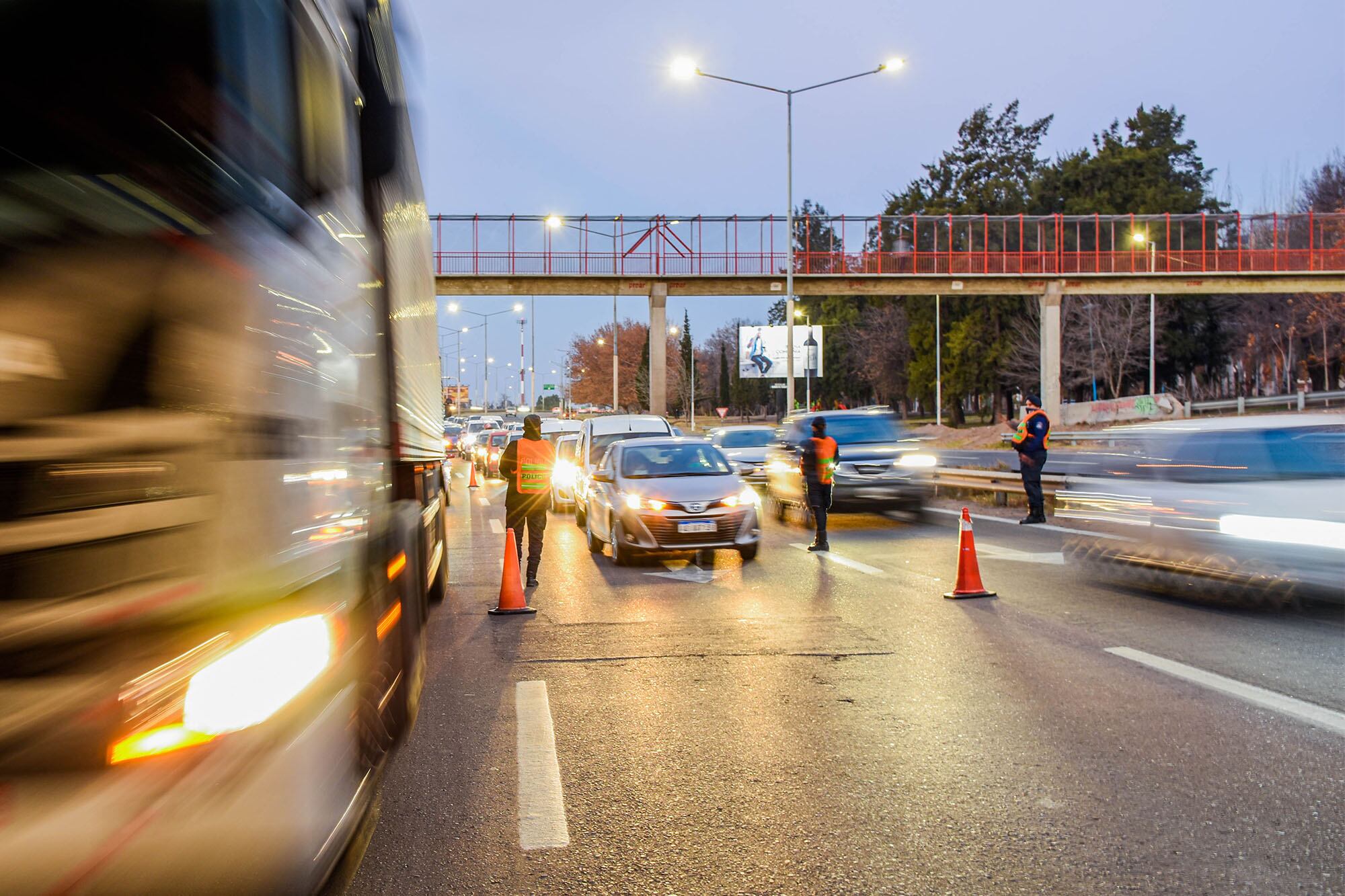 Septiembre. Continúan los controles policiales a la circulación de vehículos en los accesos a la ciudad.