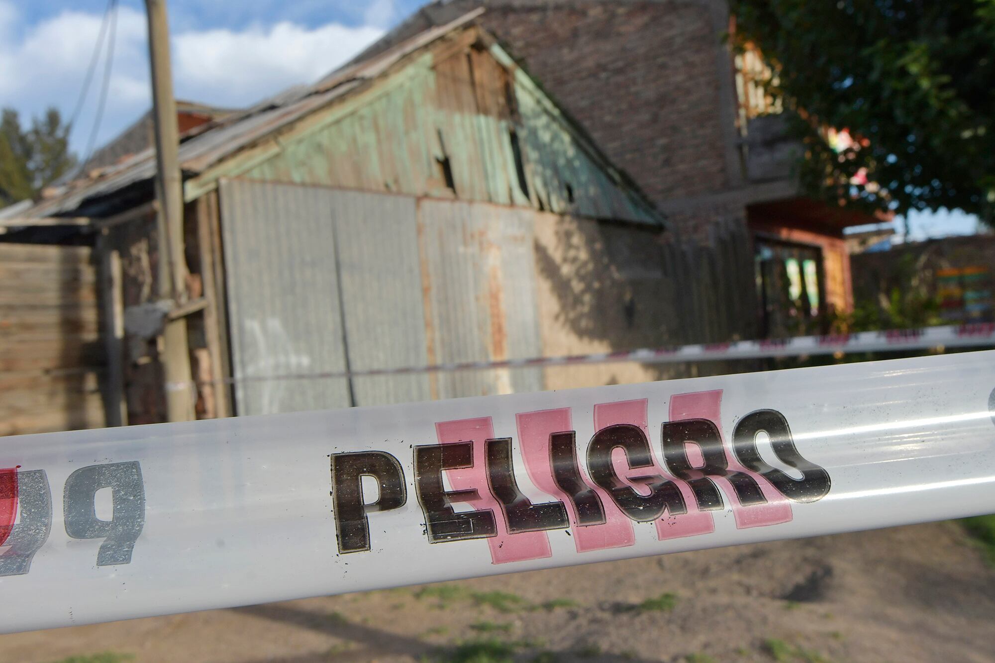 Femicidio en Las Heras. Caso Rocío Fabiana Flores
La víctima embarazada estaba en su casa ubicada en calle Aristóbulo del Valle al 1.676 de El Algarroba - Las Heras, cuando fue baleada

Foto: Orlando Pelichotti