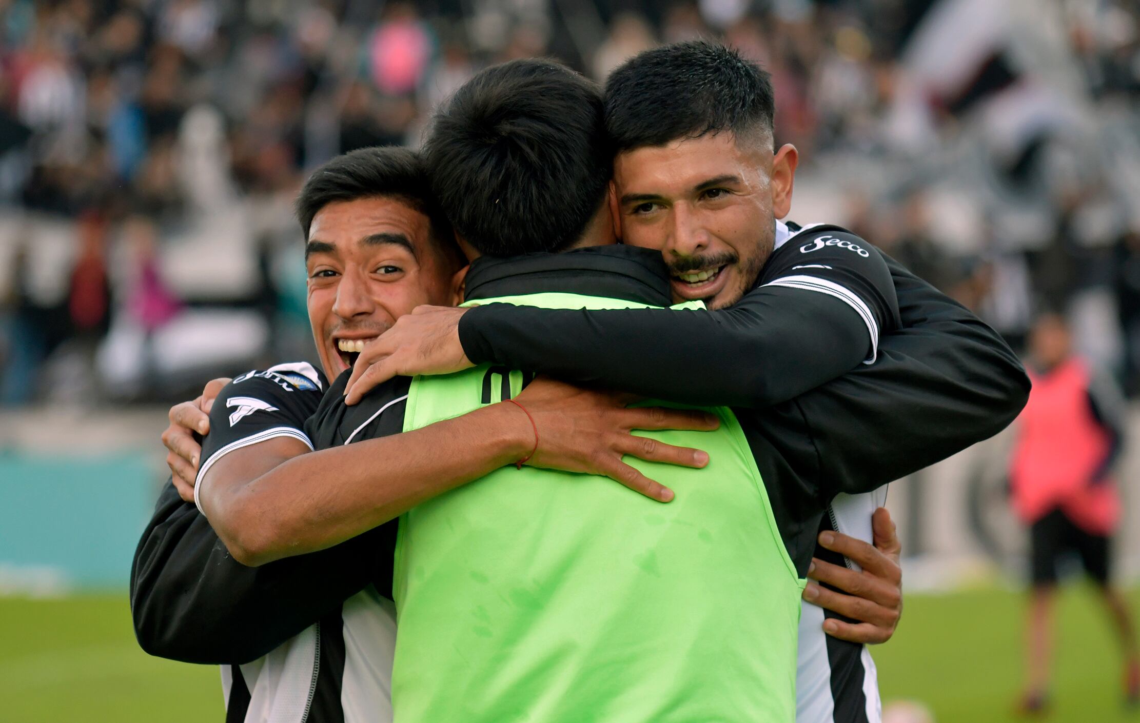 La felicidad de Joan Juncos (derecha) de volver a convertir un gol después de 7 meses. Gol con el que el Lobo se impuso  San Martín de Tucumán 1 a 0. Por la 14° fecha de la zona A de Primera Nacional. 

Foto: Orlando Pelichotti
