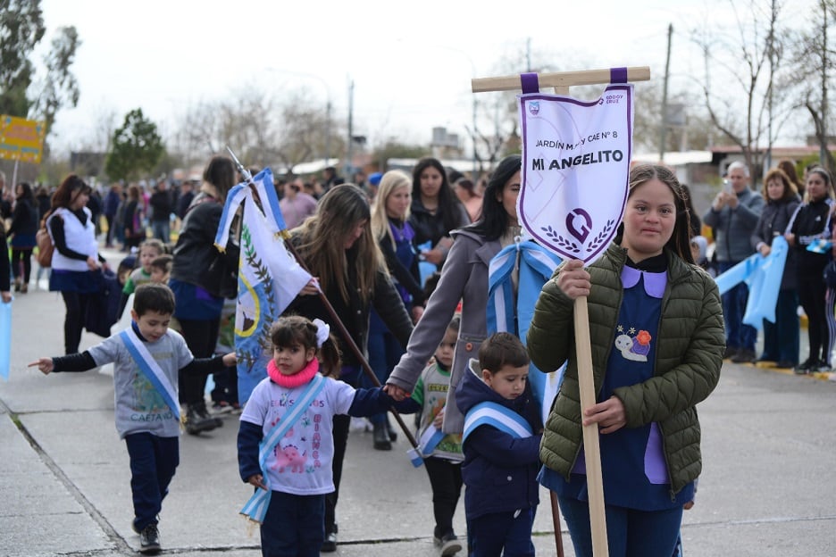 Más de 1000 personas participaron del desfile en homenaje al Gral. San Martín en Godoy Cruz.