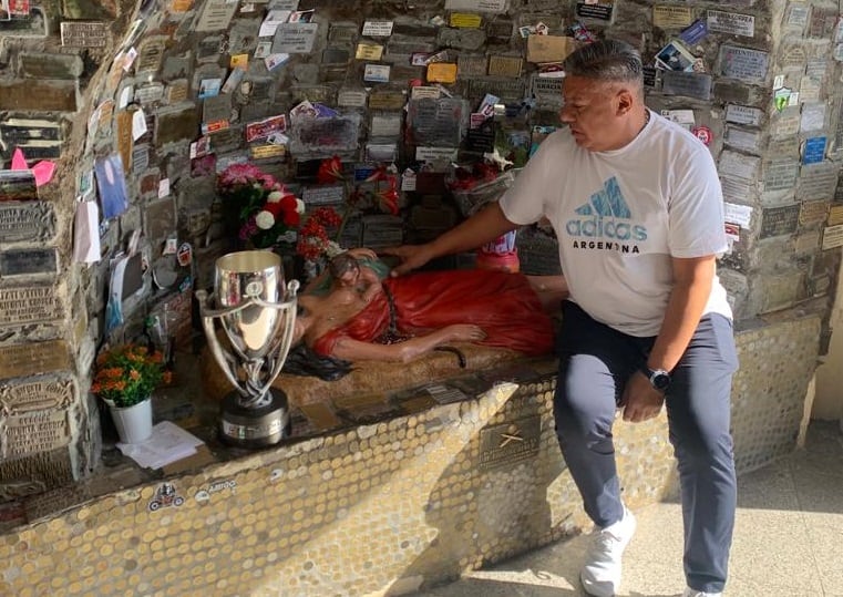 El presidente de la AFA, fiel devoto de la Difunta Correa, llevó el trofeo de la Finalissima al santuario ubicado en San Juan. (Foto: Twitter)