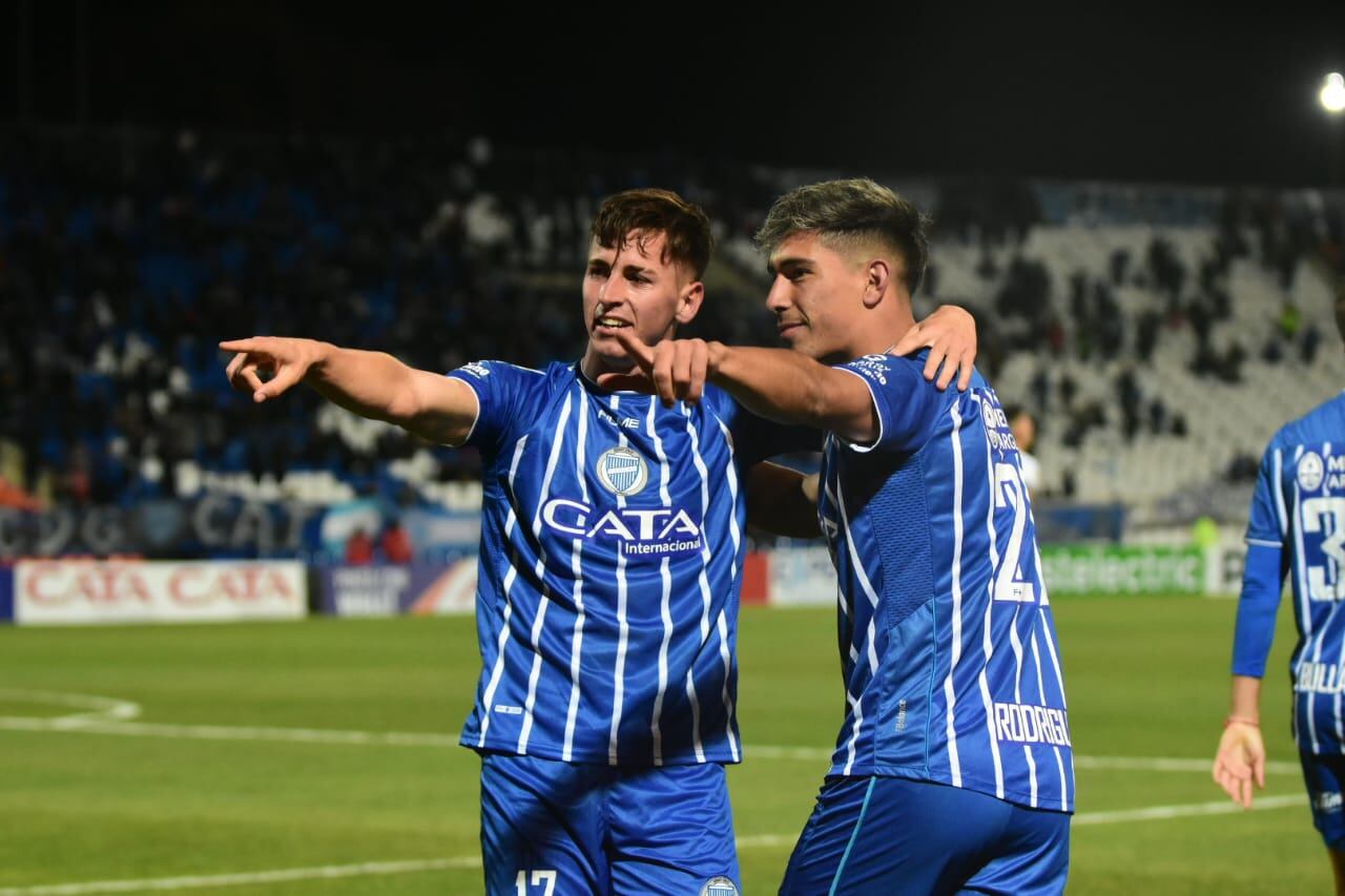 Tadeo Allende festeja su gol y el triunfo parcial de Godoy Cruz. / Mariana Villa ( Los Andes).