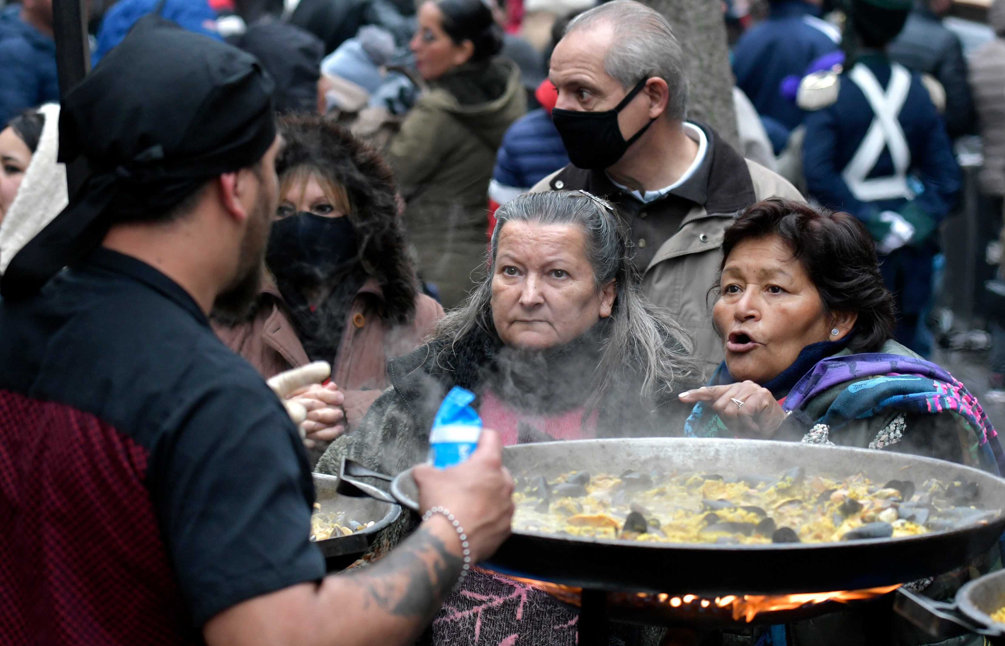 Tradicionales paellas deleitaron a los participantes. Foto: Orlando Pelichotti / Los Andes
