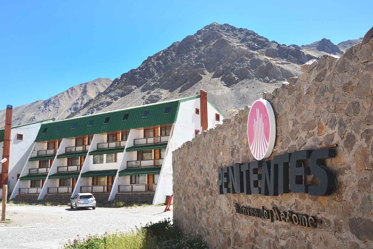 Centro de esquí  Penitentes, distante a 160 kilómetros de la ciudad de Mendoza, está situado en plena cordillera sobre la ruta internacional a Chile.
Este complejo se encuentra cerrado al turismo
Foto: José Gutierrez / Los Andes