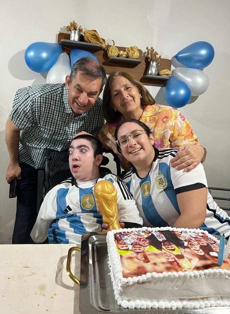 Diego, sus padres y una de sus hermanas el pasado lunes, cuando cumplió 17 años