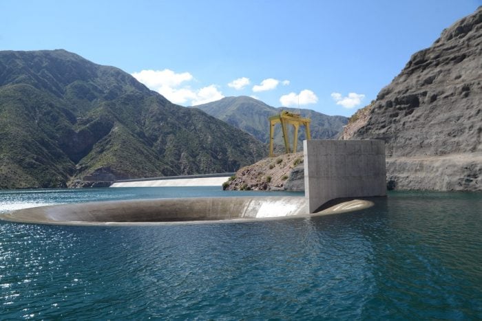 Se realizará la apertura de compuertas en el Descargador de Fondo del Dique Potrerillos para bajar su nivel.