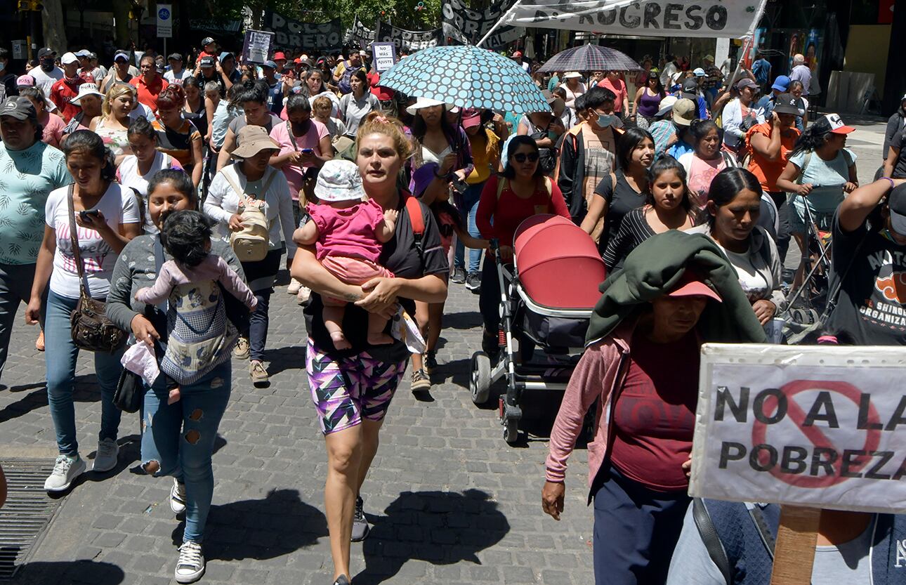 El Polo Obrero realizó una marcha por las calles céntricas de Mendoza, en reclamo de aumentos en los Planes Sociales -Foto ilustrativa del 6 de diciembre. Foto: Orlando Pelichotti 