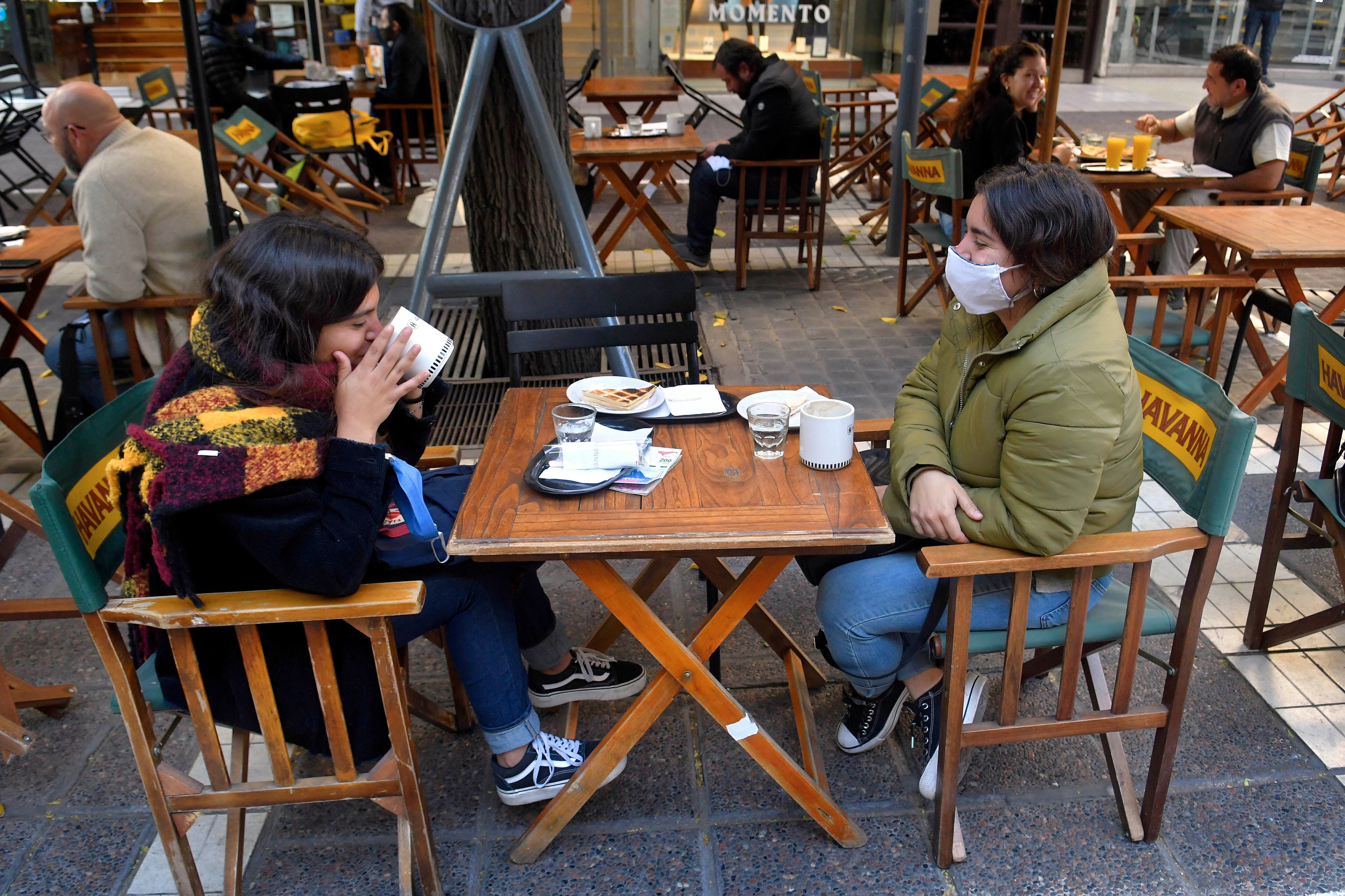 Mendoza 28 de Mayo de 2020 Sociedad
Desde hoy autorizan a Bares y Cafes a abrir sus puertas, y a atender a sus clientes, siguiendo el protocolo contra el Coronavirus.
En la foto Lucrecia y Maria   en cafe Havanna  de la Peatonal Sarmiento 
Foto: Orlando Pelichotti

Cuarentena gastronomico COVI 19