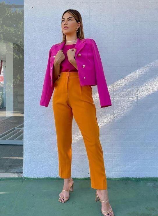 Pantalón naranja y chaqueta fucsia