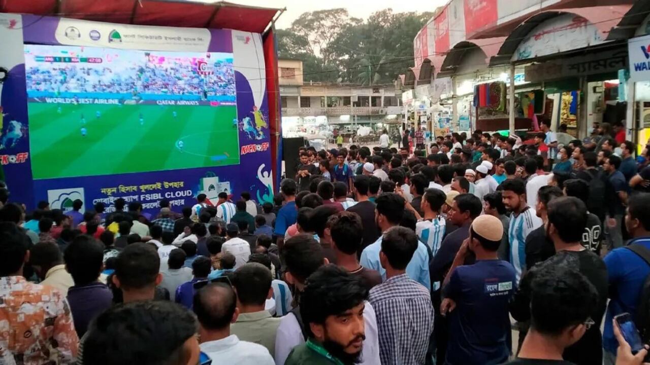 Un hincha argentino en Bangladesh murió de un infarto, luego de la derrota de Argentina ante Arabia Saudita. Foto: Comillar Kagoj