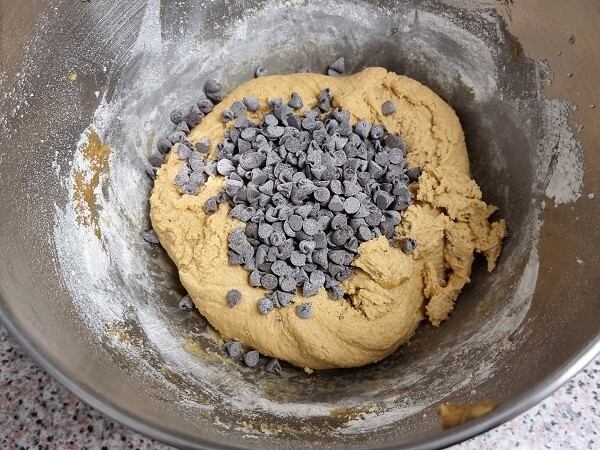 La fácil receta las cookies con chips de chocolate.