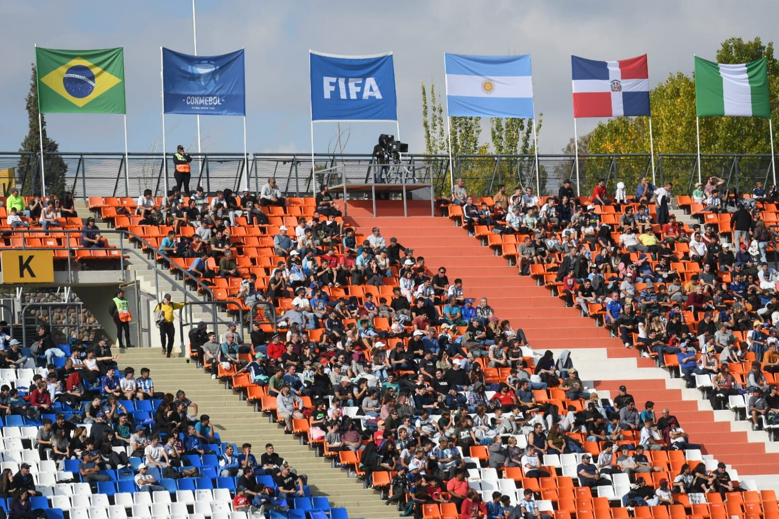 Italia vs. Nigeria, animaron el primer partido de la segunda fecha de la zona D en el estadio Malvinas Argentinas. / José Gutiérrez (Los Andes).