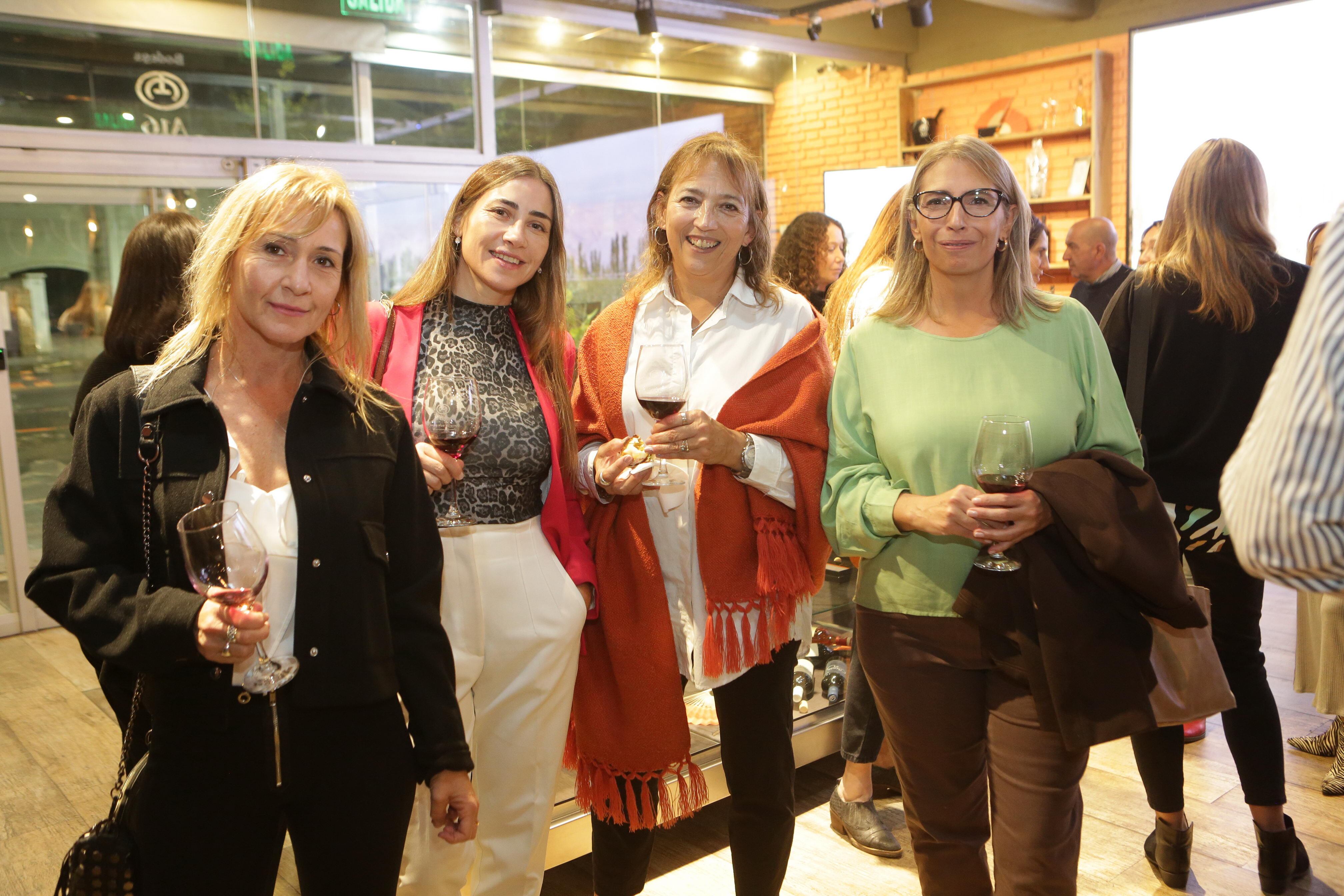 Cecilia y Ana Laura Lambertucci (Industria Metalúrgica), Cristina Cavicchia (Vicepresidente Banco de Alimentos Mza) y Mariana Palazzo Roci (Hipercerámico)