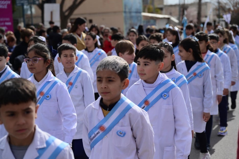 Más de 1000 personas participaron del desfile en homenaje al Gral. San Martín en Godoy Cruz.