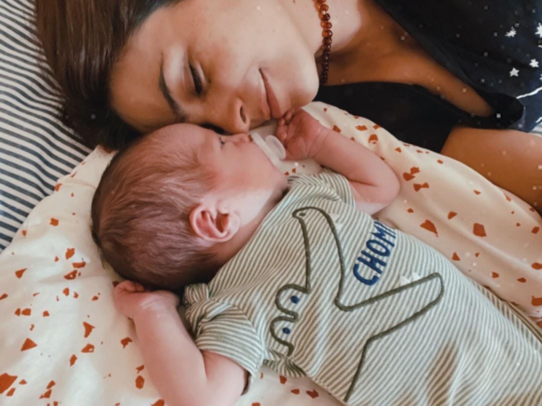 Agustina Cherri junto a Bono, de 30 días.