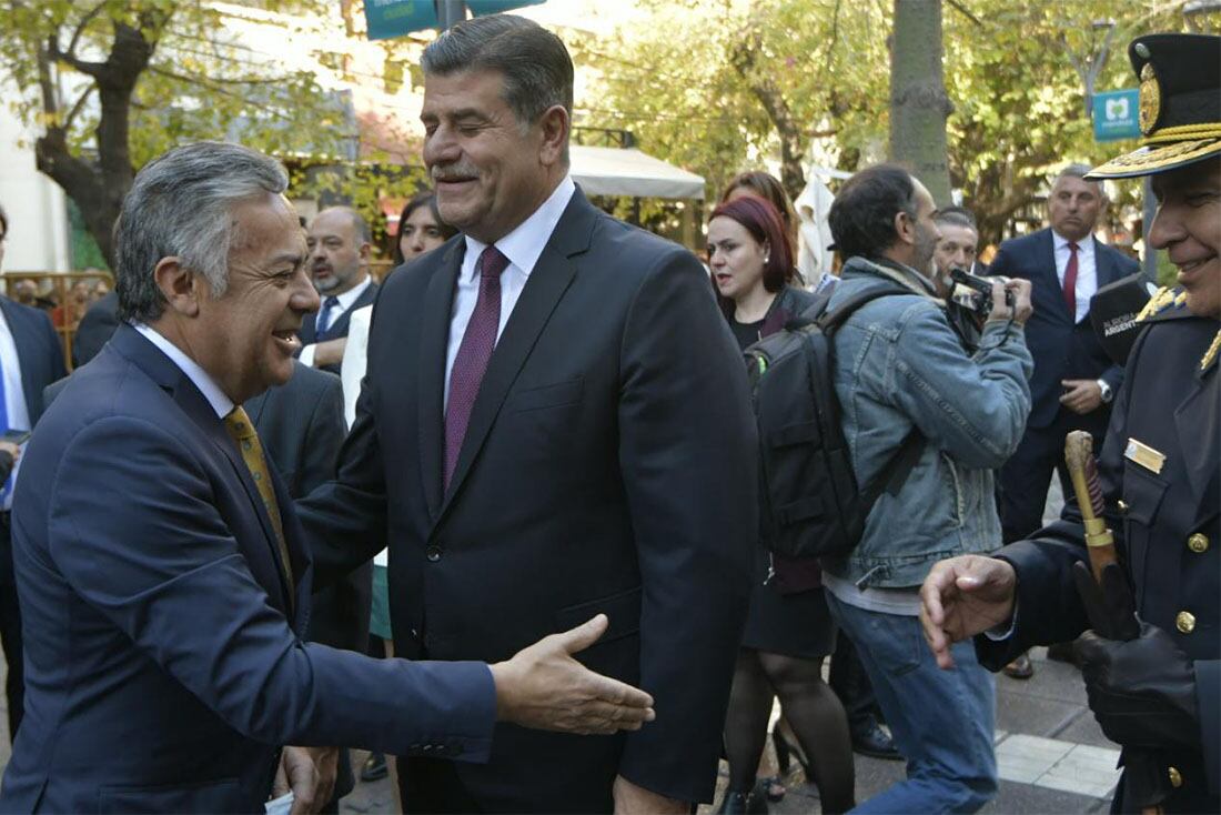 Mendoza 01 de mayo de 2022

Apertura de Sesiones Ordinarias en la Legislatura.
Alfredo Cornejo llegando a la legislatura
Foto: Orlando Pelichotti / Los Andes