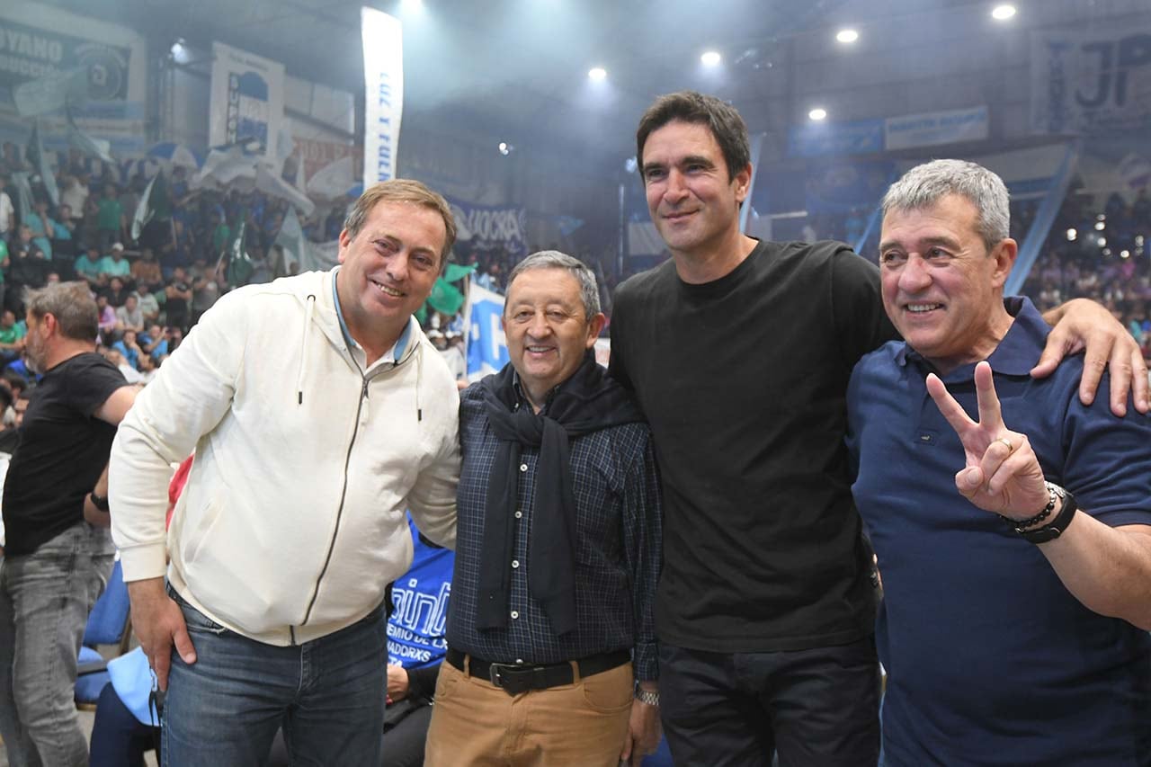 El diputado nacional Martín Aveiro junto a Celso Jaque, intendente de Malargüe, Emir Andraos, intendente de Tunuyán y el diputado nacional Adolfo Bermenjo. Foto: Los Andes.