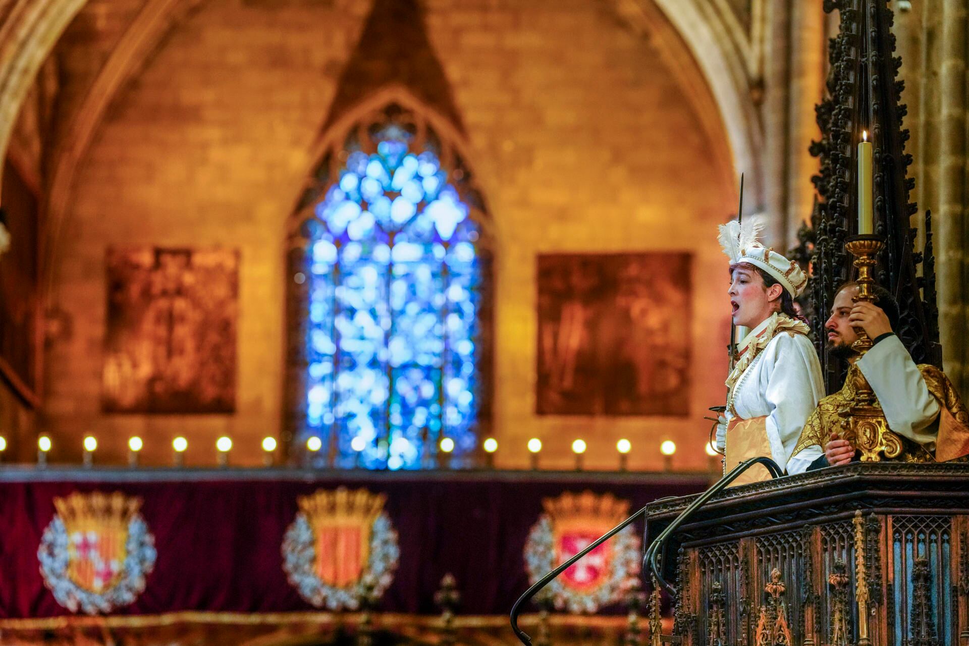 La cantante mezzosoprano Mariona Llobera (c) durante el ensayo general del "Cant de la Sibil·la", este sábado en la Catedral de Barcelona, que se realizará por decimocuarto año consecutivo por el Coro Francesc Valls desde que se recuperara la tradición en el año 2009. Foto: EFE/ Enric Fontcuberta