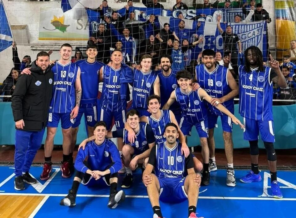 Godoy Cruz festejó en el Valle de Uco tras el triunfo ante Municipalidad de San Carlos. / Gentileza: Basquet Godoy Cruz.