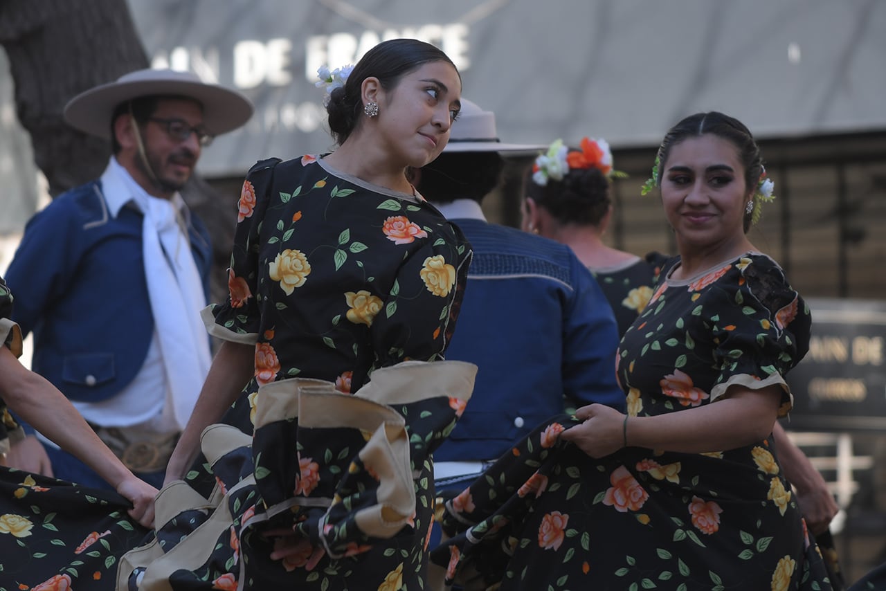 Con bailes folclóricos y y la venta de comidas típicas y paellas, se realizó la tradicional celebración por el Patrono Santiago Apóstol que finalizó con la procesión y la misa presidida por el arzobispo Marcelo Colombo. Foto: Marcelo Rolland / Los Andes