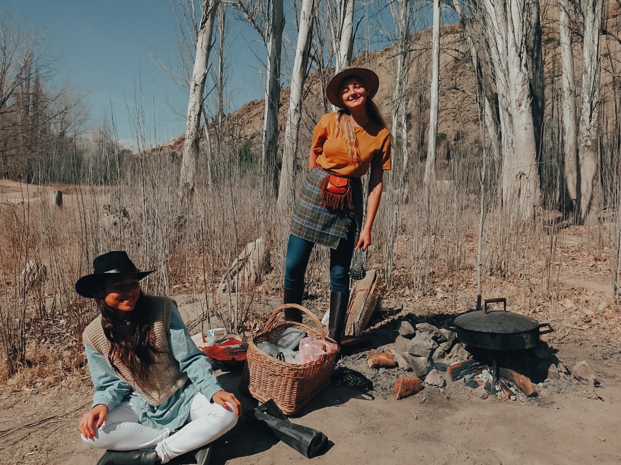 Flor Dibatista y Mica Ponce de picnic