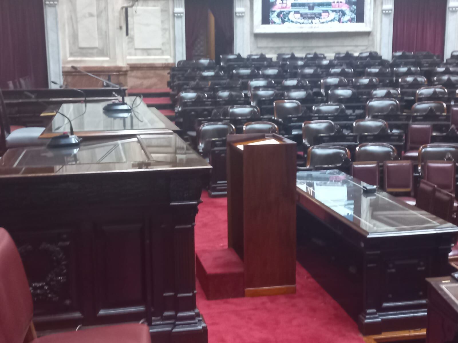 El atril ya fue instalado en el recinto de la Cámara de Diputados.