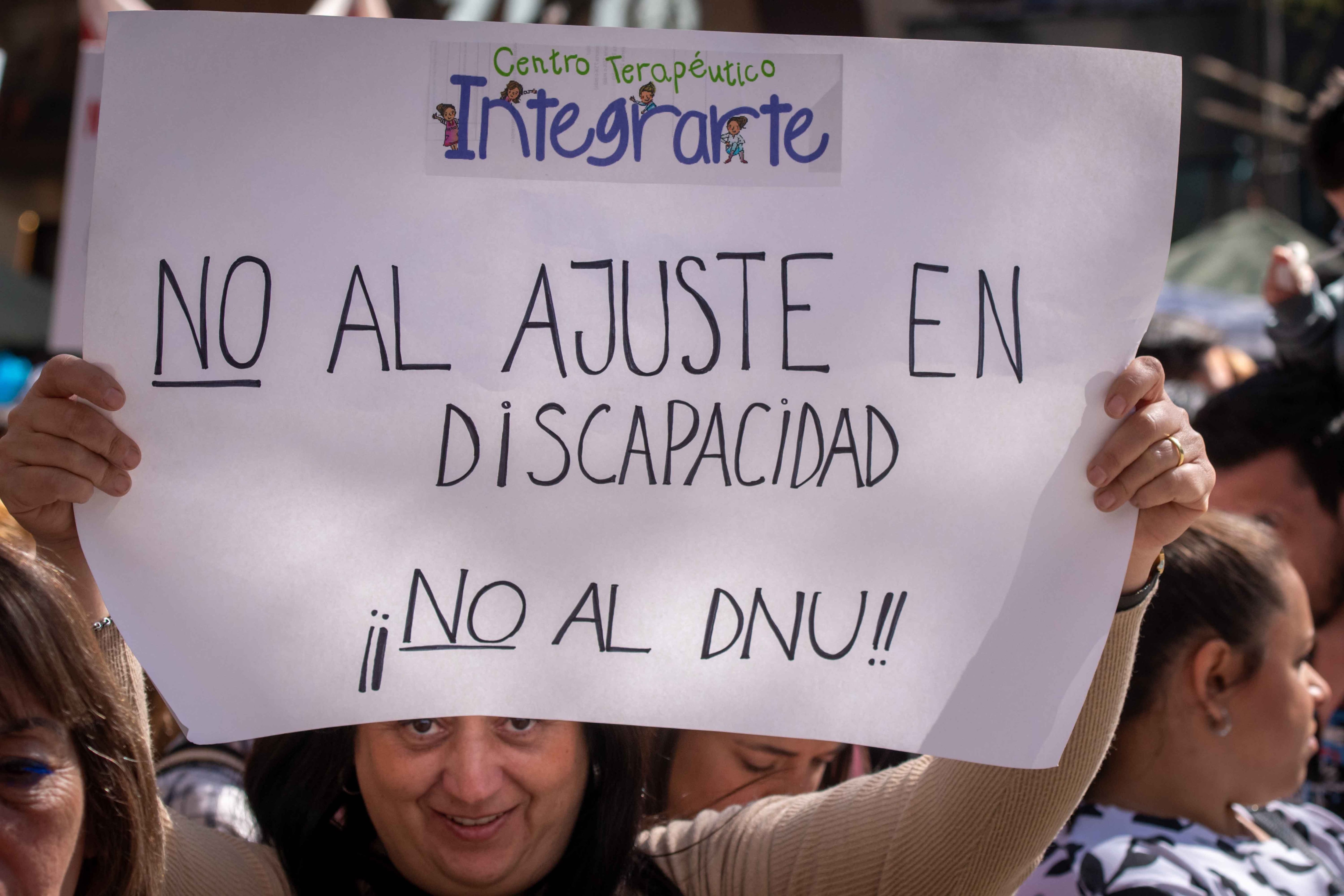 Terapeutas, integradoras en educación y transportistas, junto a personas con discapacidad y familiares se movilizaron en el nudo vial para denunciar el atraso en los pagos y la precarización laboral en el sector.

Foto: Ignacio Blanco / Los Andes 