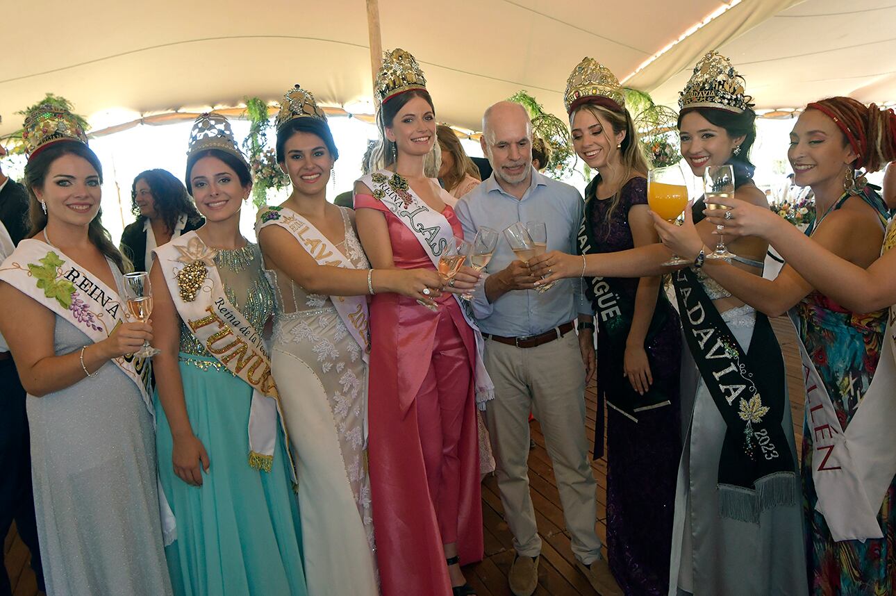 Las representantes vendimiales de cada departamento disfrutaron del Desayuno real, que se realizó esta mañana en la bodega Casa Vigil, tiene como fin homenajear a las reinas de cada departamento y sus intendentes.

el gobernador de Mendoza, Rodolfo Suárez, dialogó animadamente con el diputado nacional y el “rebelde” referente del PRO Omar De Marchi, quien arribó junto al jefe de Gobierno porteño y candidato presidencial, Horacio Rodríguez Larreta.

Foto: Orlando Pelichotti