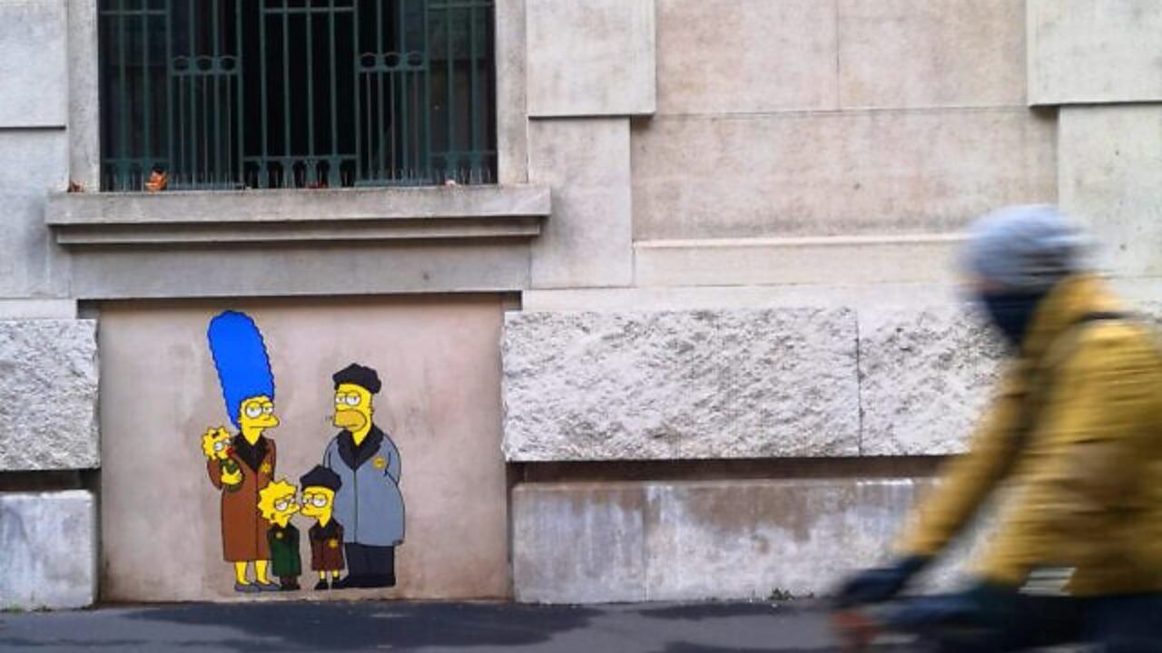 Realizadas con ocasión del Día de la Memoria, las pintadas de la célebre familia estadounidense creada por Matt Groening aparece con el piyama de rayas. Gentileza: Iton Gadol