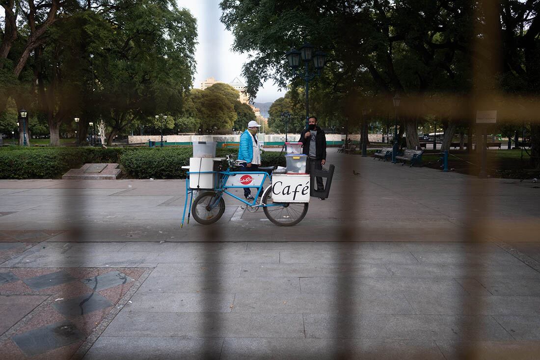 Algunos vendedores llegaron hasta la plaza Independencia para vender sus productos en el feriado por el día del trabajador.