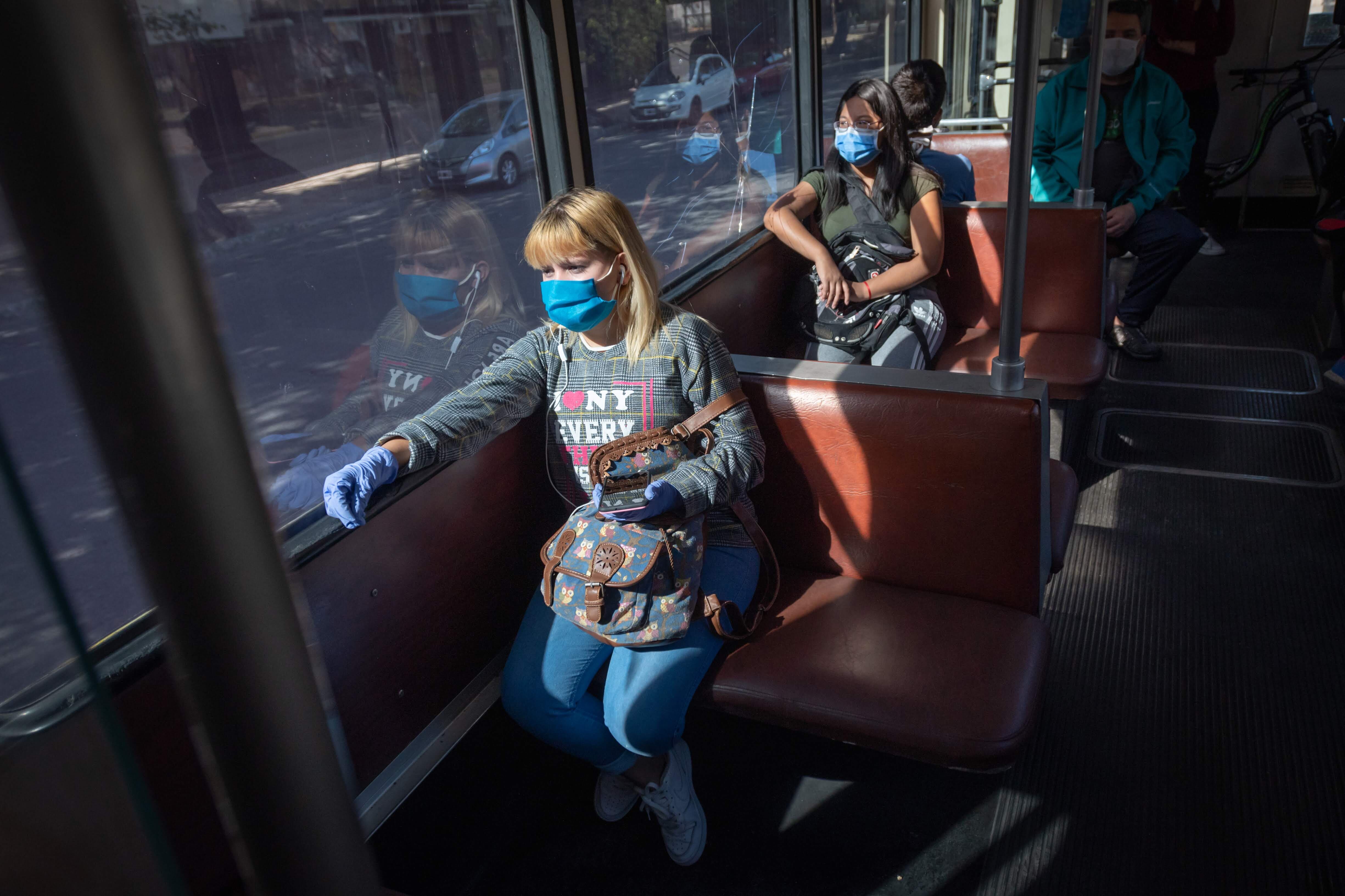 Mendoza 16 de abril de 2020 
En el Metrotranvía también aparecieron los tapabocas y el distanciamiento obligatorio.  
Foto: Ignacio Blanco / Los Andes