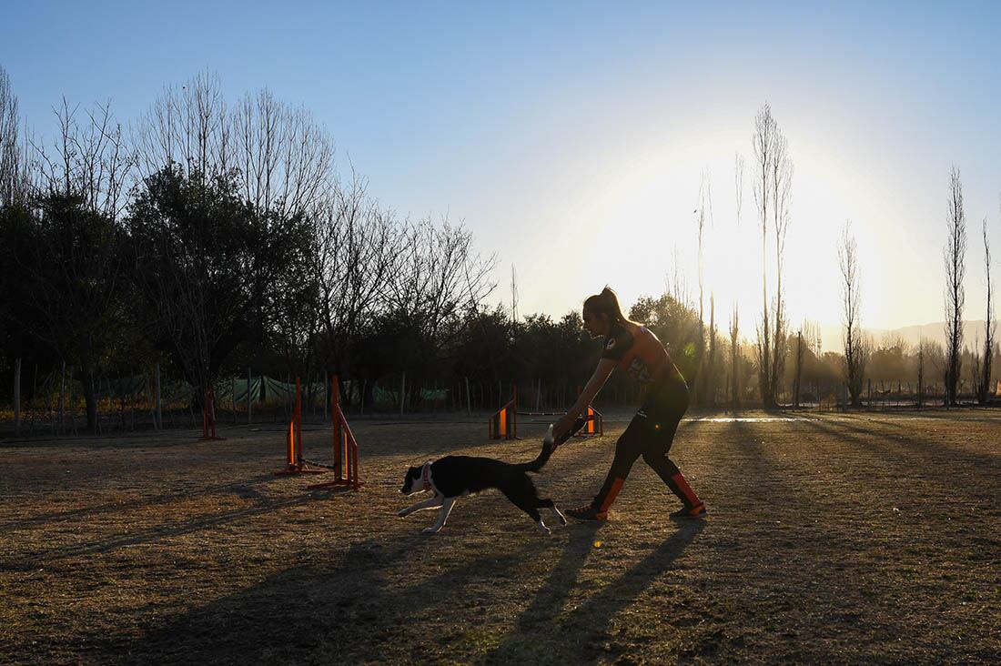 Yéssica con Quzy en el atardecer de un día de entrenamiento.